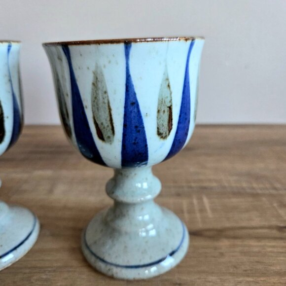 Set of 2 vintage stoneware ceramic wine goblets footed glasses. - Picture 2 of 7